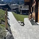 Swiss - Upstairs شاليه *